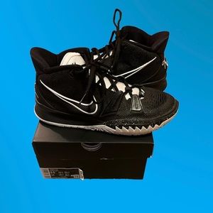 Men’s Nike ‘Kyrie’ sz. 9.5 basketball shoes